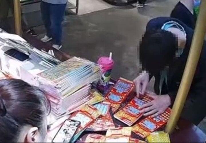 Gần Tết không xu dính túi, chàng trai điên cuồng cào vé số hết 90 triệu đồng-1