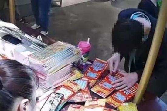 Gần Tết không xu dính túi, chàng trai điên cuồng cào vé số hết 90 triệu đồng