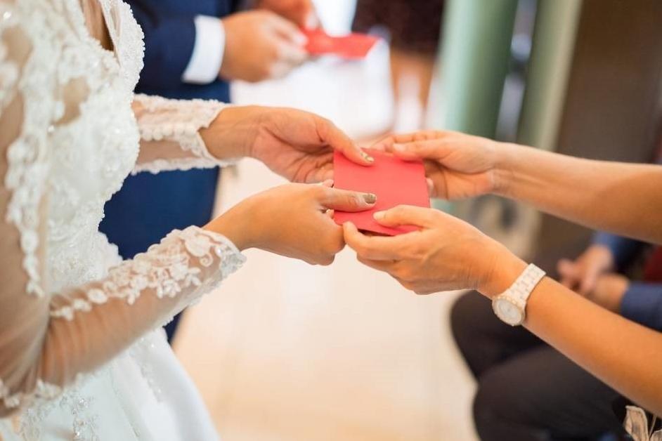 Tôi vay nợ để làm đám cưới, mẹ chồng đòi giữ tiền mừng-2