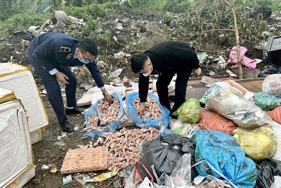 'Đột kích' kho chứa 1 tấn chân gà rút xương, cá thu khúc bốc mùi thối um