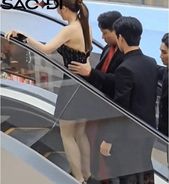 Clip Trấn Thành cứu nguy cho Hari khi gặp sự cố thang cuốn nhận mưa lời khen-2