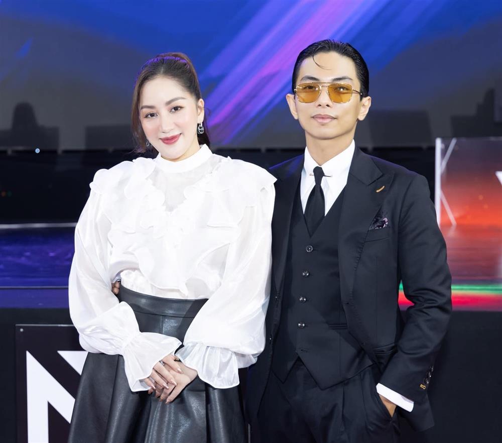 Hình ảnh Khánh Thi ngồi xe lăn gây xôn xao-2