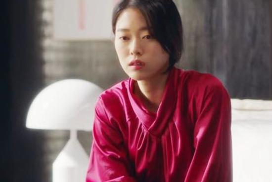 Tôi choáng váng khi thấy con gái cười nói vui vẻ ngồi trong lòng một người đàn ông