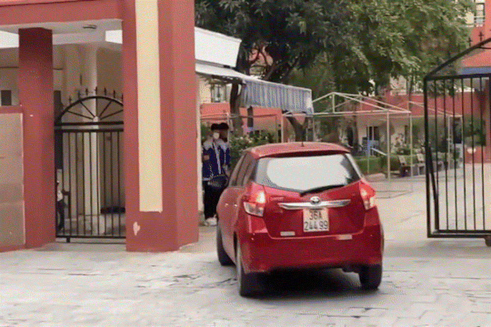 Vụ học sinh chào ô tô giữa trời lạnh: Người phản ánh bị công kích-1