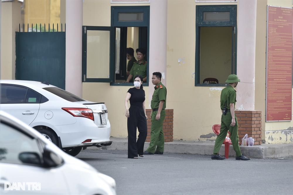 Ngọc Trinh rời trại tạm giam T30, về nhà-1