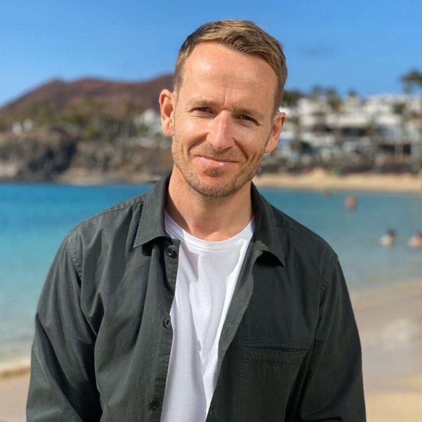 Nam MC nổi tiếng qua đời ở tuổi 51, để lại vợ và 3 con trai-1