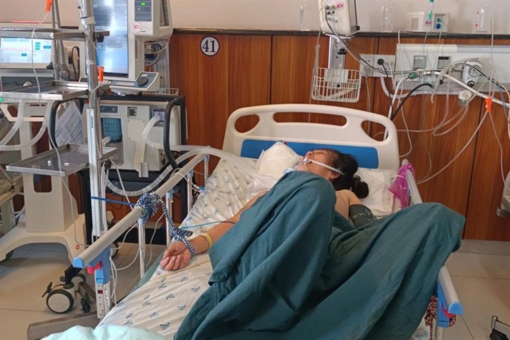 Bé 2 tuổi tử vong, 3 người hôn mê do đốt than trong phòng kín-1