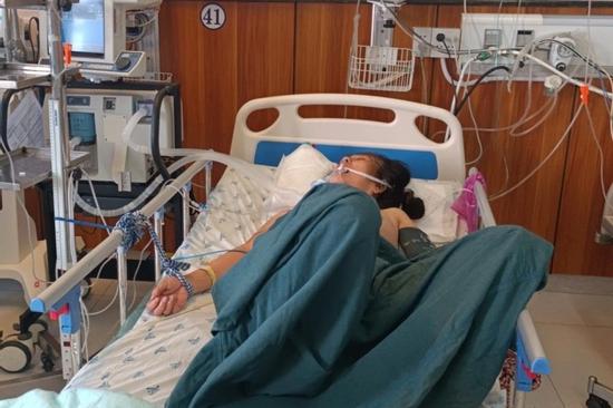 Bé 2 tuổi tử vong, 3 người hôn mê do đốt than trong phòng kín