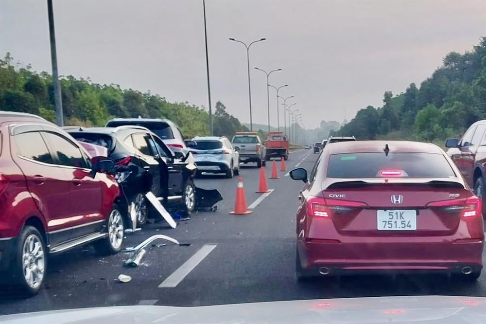 Tai nạn liên hoàn 4 ô tô trên cao tốc Long Thành – Dầu Giây, kẹt xe kéo dài 10km-1