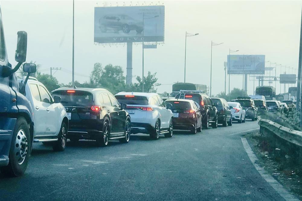 Tai nạn liên hoàn 4 ô tô trên cao tốc Long Thành – Dầu Giây, kẹt xe kéo dài 10km-2