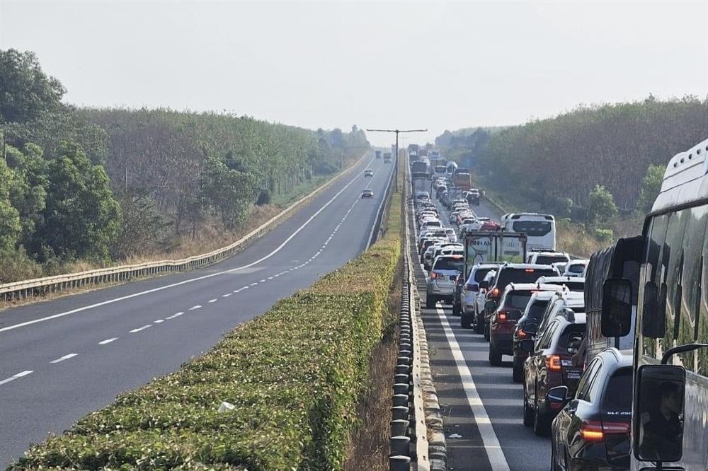 Tai nạn liên hoàn 4 ô tô trên cao tốc Long Thành – Dầu Giây, kẹt xe kéo dài 10km-4