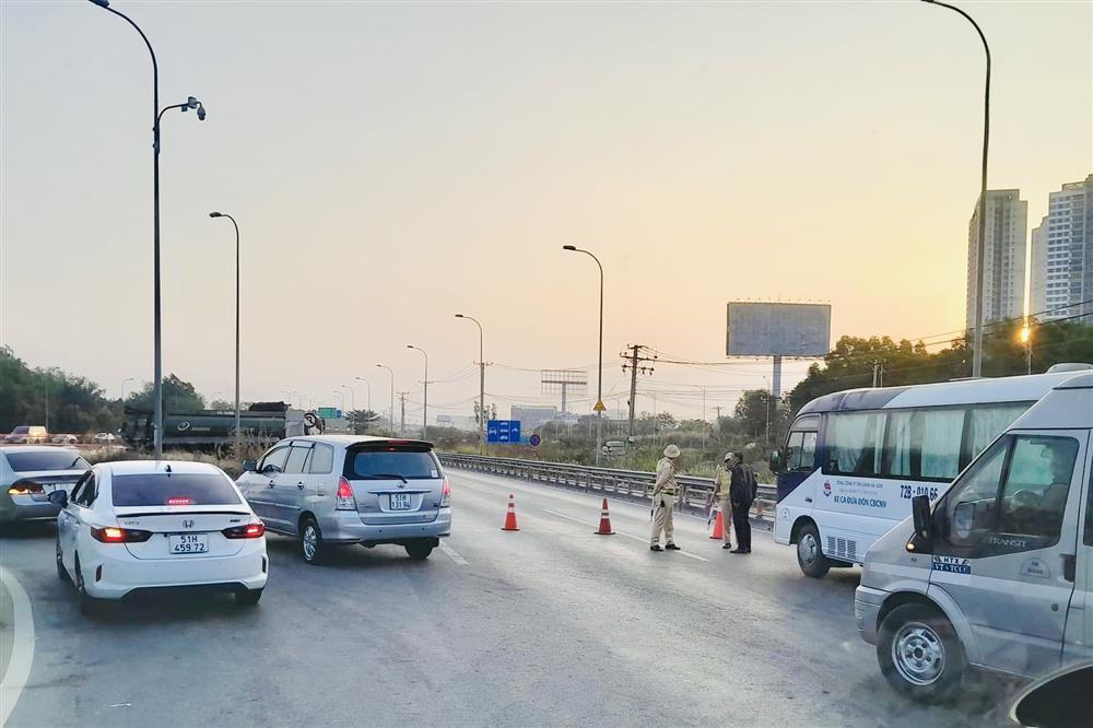 Tai nạn liên hoàn 4 ô tô trên cao tốc Long Thành – Dầu Giây, kẹt xe kéo dài 10km-5