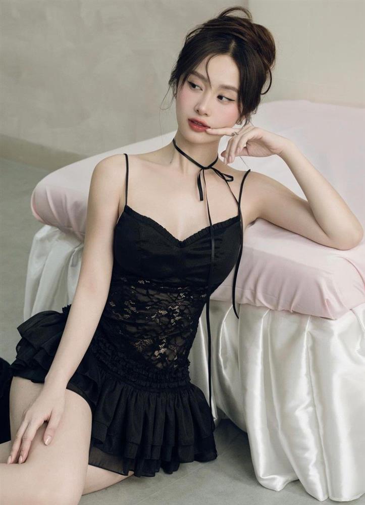 Sau khi nâng size vòng 1, Jun Vũ chăm mặc đồ xuyên thấu nhưng chẳng phô-2