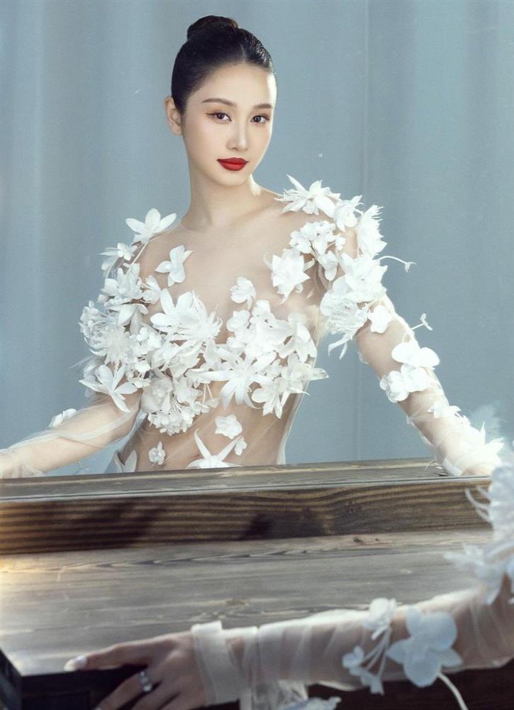 Sau khi nâng size vòng 1, Jun Vũ chăm mặc đồ xuyên thấu nhưng chẳng phô-3