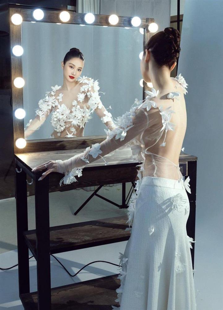 Sau khi nâng size vòng 1, Jun Vũ chăm mặc đồ xuyên thấu nhưng chẳng phô-4