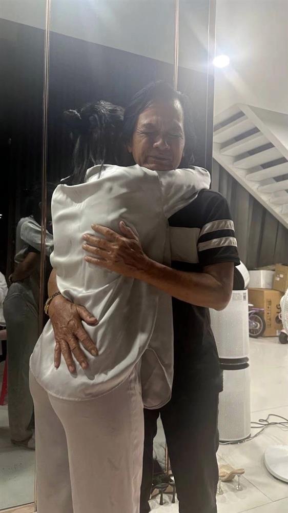 Ngọc Trinh đoàn tụ với gia đình sau gần 4 tháng tạm giam, khoảnh khắc ôm chầm lấy cha gây chú ý-1