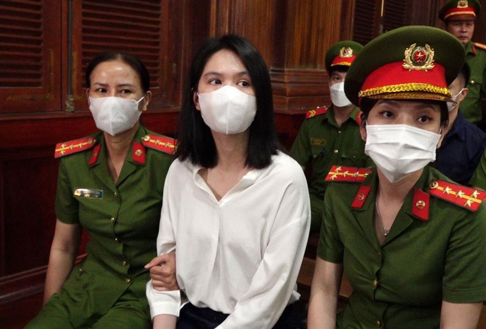 Ngọc Trinh đoàn tụ với gia đình sau gần 4 tháng tạm giam, khoảnh khắc ôm chầm lấy cha gây chú ý-3