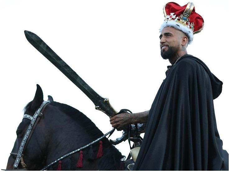 Cầu thủ ra mắt đội bóng như một vị vua gây bão MXH, có gu bạn gái độc lạ-2