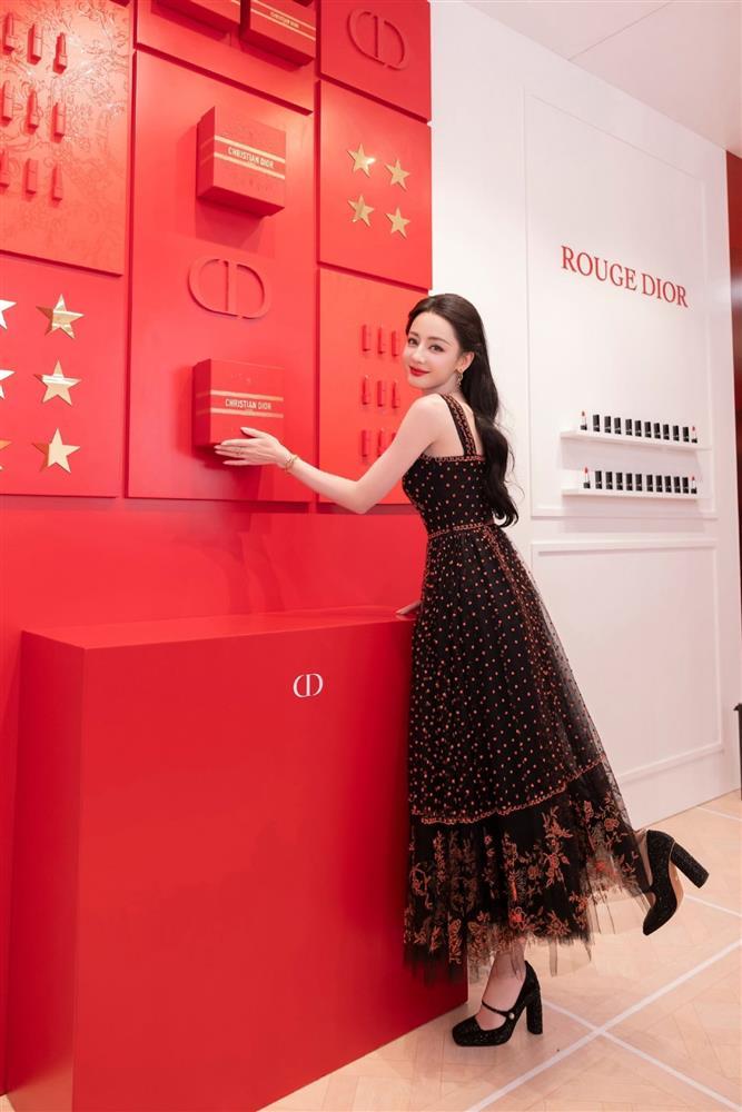 Là bình hoa di động trong diễn xuất, Địch Lệ Nhiệt Ba vẫn được săn đón trong nhiều sự kiện vì điều này-10