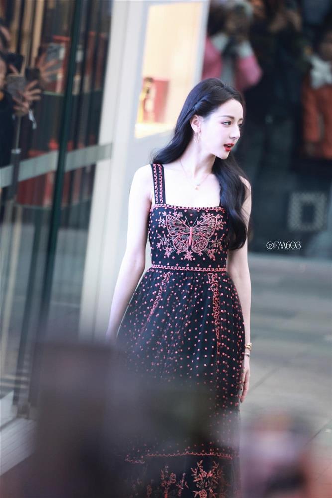 Là bình hoa di động trong diễn xuất, Địch Lệ Nhiệt Ba vẫn được săn đón trong nhiều sự kiện vì điều này-2