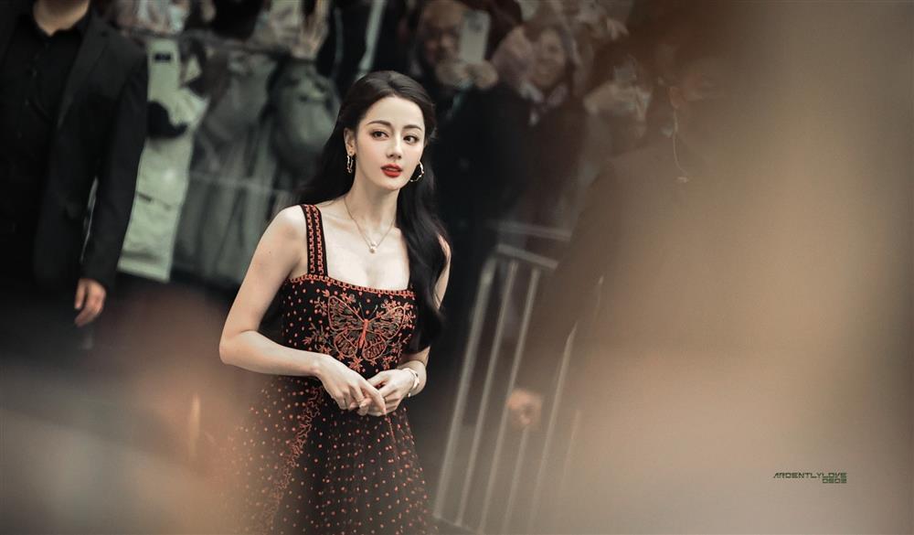 Là bình hoa di động trong diễn xuất, Địch Lệ Nhiệt Ba vẫn được săn đón trong nhiều sự kiện vì điều này-3