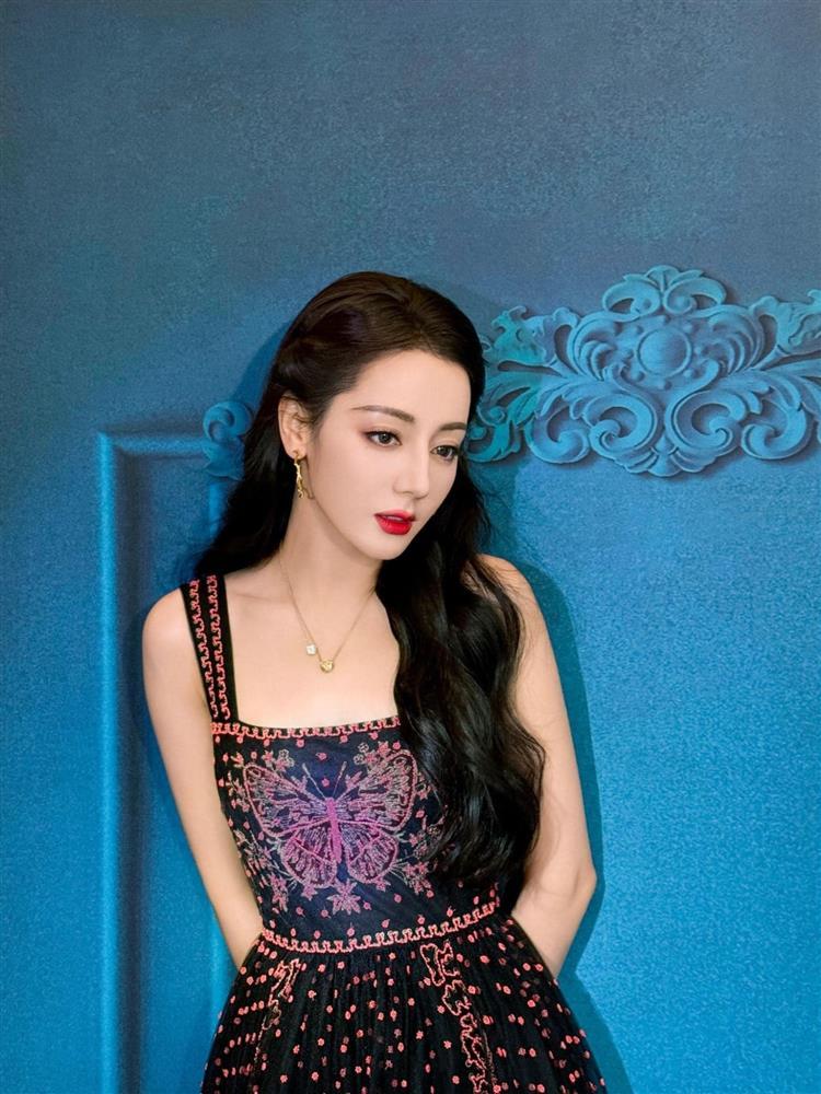 Là bình hoa di động trong diễn xuất, Địch Lệ Nhiệt Ba vẫn được săn đón trong nhiều sự kiện vì điều này-7