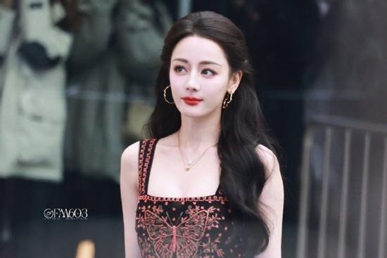 Là 'bình hoa di động' trong diễn xuất, Địch Lệ Nhiệt Ba vẫn được săn đón trong nhiều sự kiện vì điều này