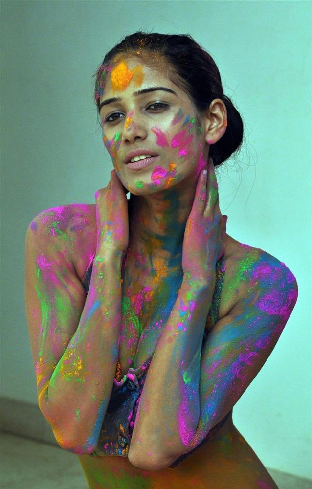 Công chúng mong nhà chức trách điều tra cái chết đột ngột của người mẫu trẻ-2