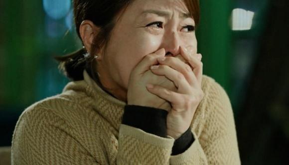 Sang nhà chị hàng xóm hỏi chuyện Tết, tôi rụng rời khi biết chồng mình mua sắm núi quà tặng chị ta-1