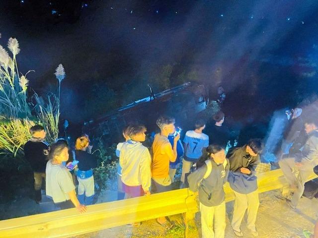 Xe khách chở 30 người lao xuống vực, chưa rõ số người thương vong-1