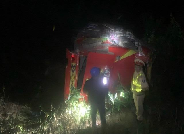 Xe khách chở 30 người lao xuống vực, chưa rõ số người thương vong-2