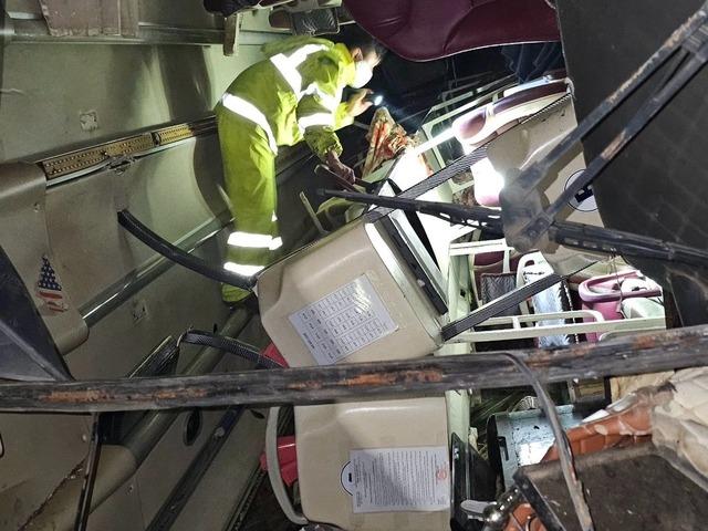 Xe khách chở 30 người lao xuống vực, chưa rõ số người thương vong-4