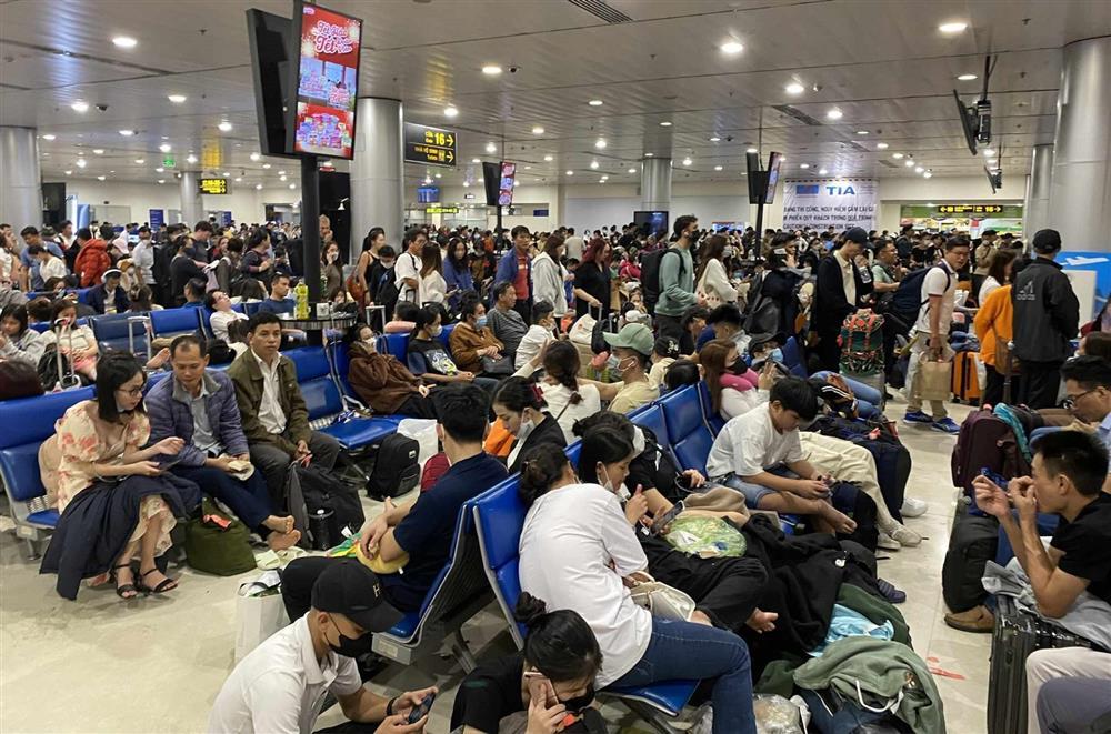 Hơn 650 chuyến bay bị chậm giờ ở Tân Sơn Nhất do thời tiết-1