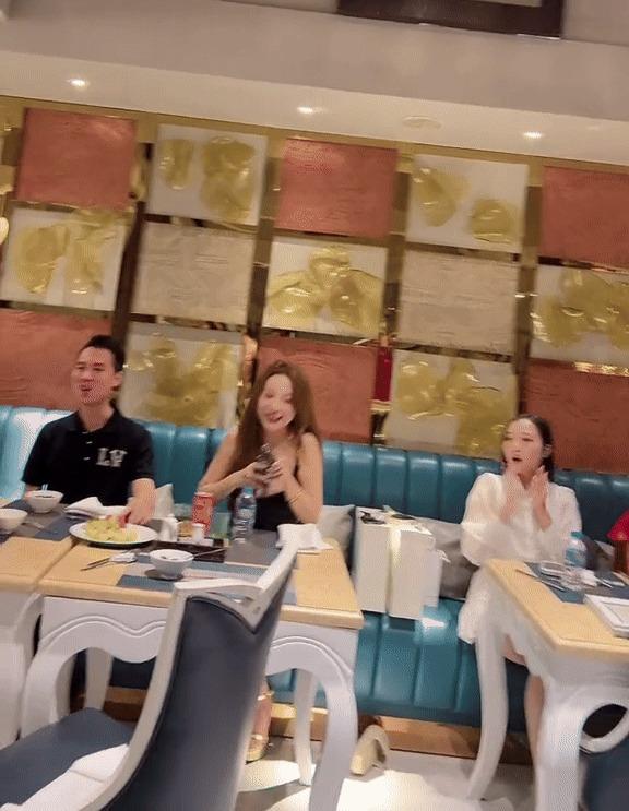 Nhân viên nhảy lại bài solo của Huyền Baby nhưng visual anh chồng đại gia mới chiếm spotlight-1