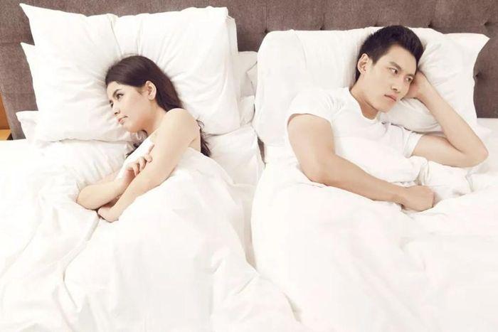 Chồng một mực đòi ly thân vì vợ hờ hững chuyện gối chăn-1
