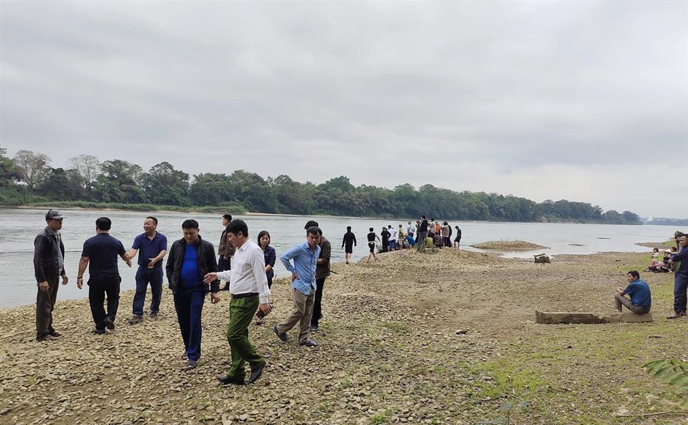 Hàng trăm người nỗ lực tìm kiếm 2 cháu bé mất tích trên sông Lam-1