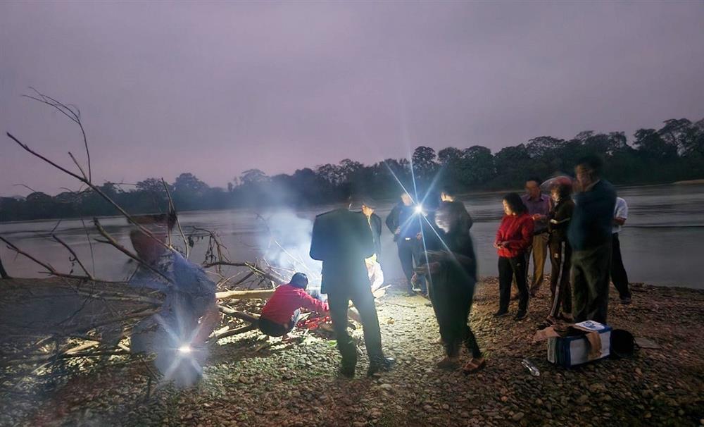 Hàng trăm người nỗ lực tìm kiếm 2 cháu bé mất tích trên sông Lam-2