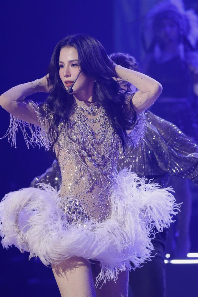 Diệp Lâm Anh chọn váy áo tôn da trắng nõn nà, hot nhất trong 7 chị đẹp được ra mắt-3