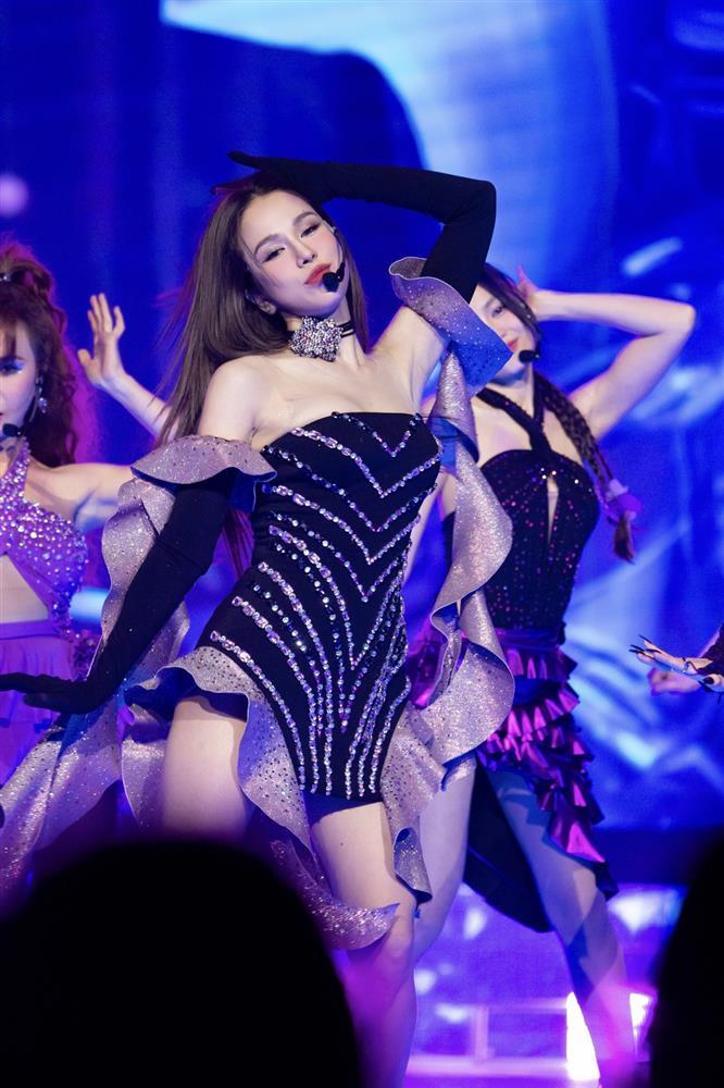 Diệp Lâm Anh chọn váy áo tôn da trắng nõn nà, hot nhất trong 7 chị đẹp được ra mắt-4