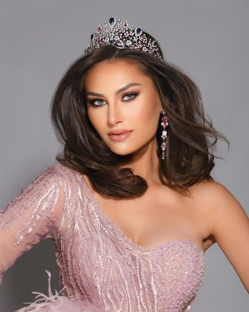 Nhiệm kỳ hoa hậu sóng gió và bất thường-1