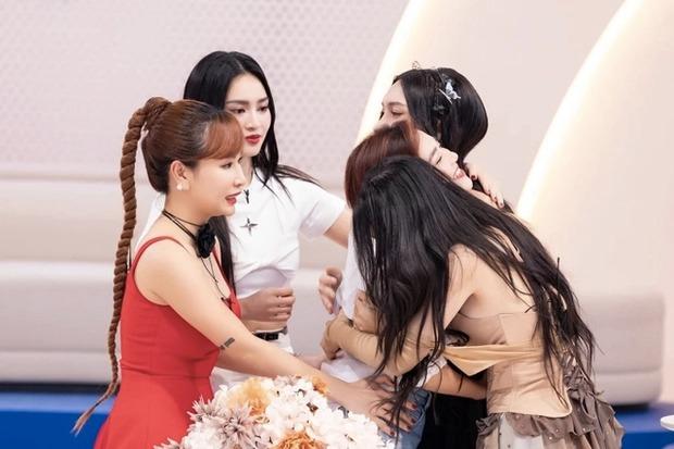 Uyên Linh bất ngờ nhắc chuyện nói xấu sau lưng hậu chung kết Chị Đẹp Đạp Gió Rẽ Sóng-4