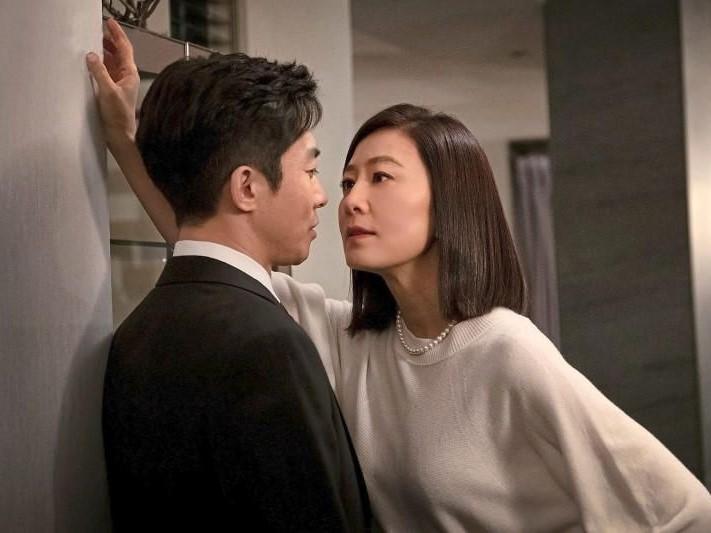 Đánh ghen cùng bạn thân trong khách sạn, tôi bủn rủn tay chân thấy gương mặt người đàn ông ân ái cùng tiểu tam-1