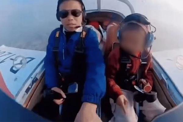 Tắc đường kéo dài, hai người đàn ông chơi cầu lông trong hầm cao tốc-1