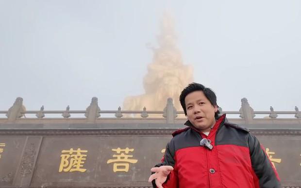 Đại gia Việt ngồi võng để hai người còng lưng khiêng lên núi, biết sự thật không ai dám chỉ trích-1