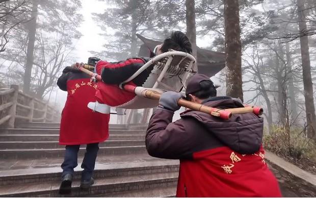 Đại gia Việt ngồi võng để hai người còng lưng khiêng lên núi, biết sự thật không ai dám chỉ trích-4