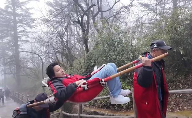 Đại gia Việt ngồi võng để hai người còng lưng khiêng lên núi, biết sự thật không ai dám chỉ trích-2