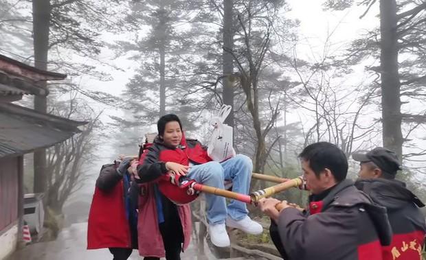 Đại gia Việt ngồi võng để hai người còng lưng khiêng lên núi, biết sự thật không ai dám chỉ trích-3