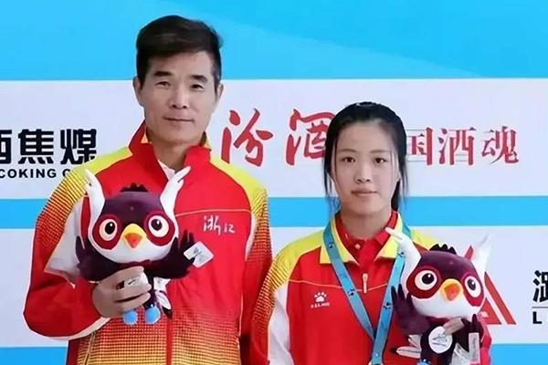 Săn phần thưởng, người đàn ông dùng 400 điện thoại để xem livestream-3