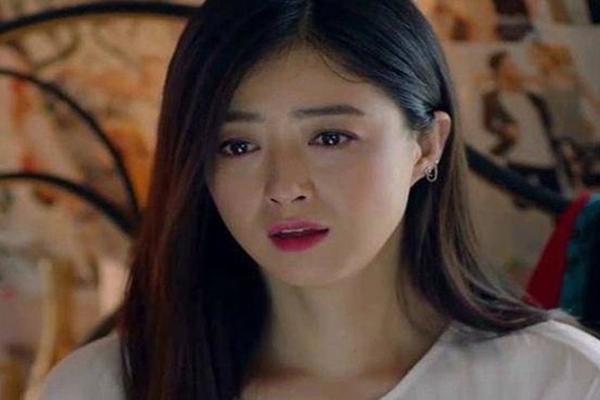 Chết sững khi thấy giúp việc ôm chân chồng khóc nức nở, lý do đằng sau khiến tôi choáng váng, không tin vào tai mình-1