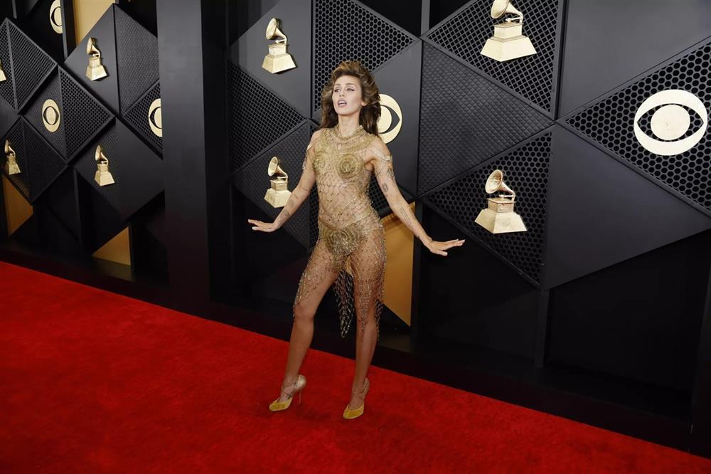 Miley Cyrus mặc như không trên thảm đỏ Grammy 2024-1